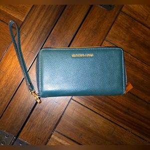 Micheal Kors leather wristlet Forrest green
